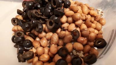 Ensalada de alubias, quinoa tricolor y queso feta