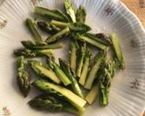 Foto del passaggio 2 della ricetta Mezzi Paccheri Ondulati con Vongole, Crema di Asparagi, Datterini Confit e Basilico Fritto