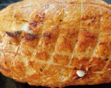 Foto del paso 2 de la receta: Redondo de pavo con manzana, ciruelas y nueces