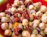 Foto del paso 3 de la receta: 71.🥗Ensalada de garbanzos, tomate seco, hierbabuena y cardamomo