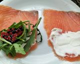 Foto del paso 3 de la receta: Rollito de salmón con rúcula, huevas y queso Skyr
