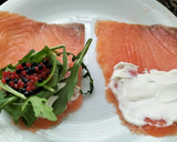 Foto del paso 3 de la receta: Rollito de salmón con rúcula, huevas y queso Skyr