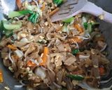Foto langkah ke 6 dari resep Kwetiaw Goreng Simpel.