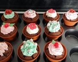 Foto del paso 6 de la receta: Macetitas cupcakes de chocolate con nata de colores