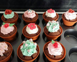 Foto del paso 6 de la receta: Macetitas cupcakes de chocolate con nata de colores