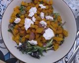 Une image de l'étape 3 de Butternut roti au zaatar et fromages.