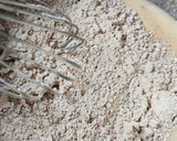 Foto del paso 3 de la receta: Magdalenas de espelta y chips de chocolate (sin azúcar)