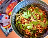 Hình bước làm 3 của món Mì Cay Trộn Đậu Que Tím