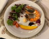 Foto del paso 6 de la receta: Gambón en ensalada de brotes tiernos, mango, granada, flores comestibles