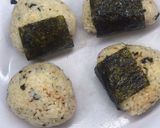 Foto langkah ke 8 dari resep Onigiri isi ayam suir.