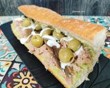 Foto del paso 4 de la receta: Bocadillo de atún y anchoas con guacamole y aceitunas