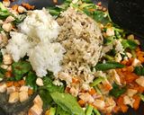 รูปขั้นตอนการทำที่ 2 ของ ข้าวผัดแซลมอนเพื่อสุขภาพ