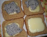 Foto del paso 3 de la receta: Pan integral con queso y pasta de porotos