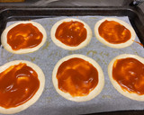 Foto del paso 5 de la receta: Minipizzas con masa de hojaldre 😋