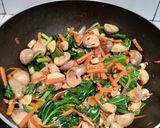 Foto langkah ke 5 dari resep Bihun Goreng Ayam Jamur.