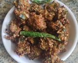 A picture of step 5 of Kulith (horse gram) pakoda.