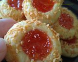 Foto langkah ke 7 dari resep Strawberry Thumbprint Cookies.
