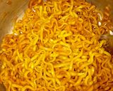 Foto langkah ke 3 dari resep Mi Telur Simpel.