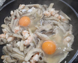 Foto del paso 5 de la receta: 🍄 setas con langostinos guindilla y huevos