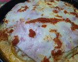 Foto del paso 6 de la receta: Pizza con pernil, salsa de morrón, cebolla y tomate