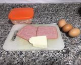 Foto del paso 1 de la receta: Tortilla de huevo con jamón y queso 🧀