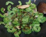 Foto langkah ke 2 dari resep Tumis Pare Kecap.