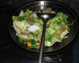 Foto langkah ke 3 dari resep Tumis Sawi Bakso gurih enak sederhana.