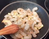 Foto del paso 4 de la receta: Camarones salteados y fideos