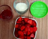 Foto langkah ke 2 dari resep Strawberry Panna Cotta.