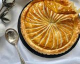Une image de l'étape 9 de Galette des rois aux pépites de chocolat.