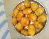 A picture of step 3 of Potato egg curry.