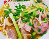Hình bước làm 4 của món Bún Bò Huế (Bò tái,nạm bò có da và chả lụa)