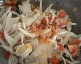 Foto langkah ke 4 dari resep Tumis jamur tiram cabai tomat.