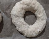 Une image de l'étape 3 de Bagels aux graines de nigelle et olives.