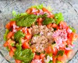 Foto del paso 1 de la receta: Ensalada de tuna aderezada con salsa pesto y zumo de limón