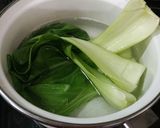Foto langkah ke 3 dari resep Bok Choy Siram Kulit Ayam.