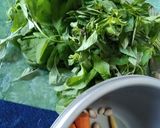 Foto langkah ke 1 dari resep Sayur Bening Kemangi - (Bayam Wortel Jagung Muda (Putren)).