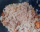 รูปขั้นตอนการทำที่ 6 ของ ผัดบะหมี่กึ่งฯซอสมะเขือเทศ