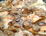Foto del paso 3 de la receta: Pavo con salsa de champiñones y roquefort