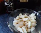 Foto del paso 1 de la receta: Peras al Oporto con crumble de nueces