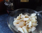 Foto del paso 1 de la receta: Peras al Oporto con crumble de nueces