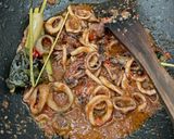 Foto langkah ke 5 dari resep Cumi Balado Tomat Segar.