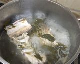 Hình bước làm 3 của món Canh cá nấu lá vón vén (lá chua mọc ven suối của núi rừng Tây Bắc)
