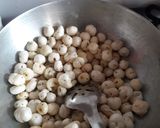 मखाने भरी अरबी की कचौड़ी (makhane vari arbi ki kachodi recipe in Hdni) रेसिपी चरण 2 फोटो