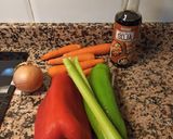 Foto del paso 1 de la receta: Salteado de cebolla, pimientos y zanahoria con salsa de soja