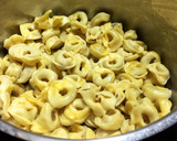 Foto del paso 7 de la receta: Tortellini de carne con salsa de bacon y tomates cherry