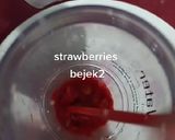 Foto langkah ke 2 dari resep Strawberry Sparkling Yakult.