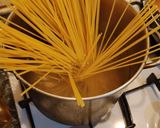 Foto del passaggio 1 della ricetta Spaghetti all'aspro di limone con cream verde di rucola e anacardi croccanti