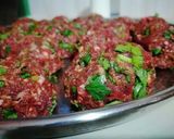 A picture of step 1 of Beef meat ball.