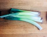 A picture of step 1 of Leeks in vegan cheese sauce 🌱.